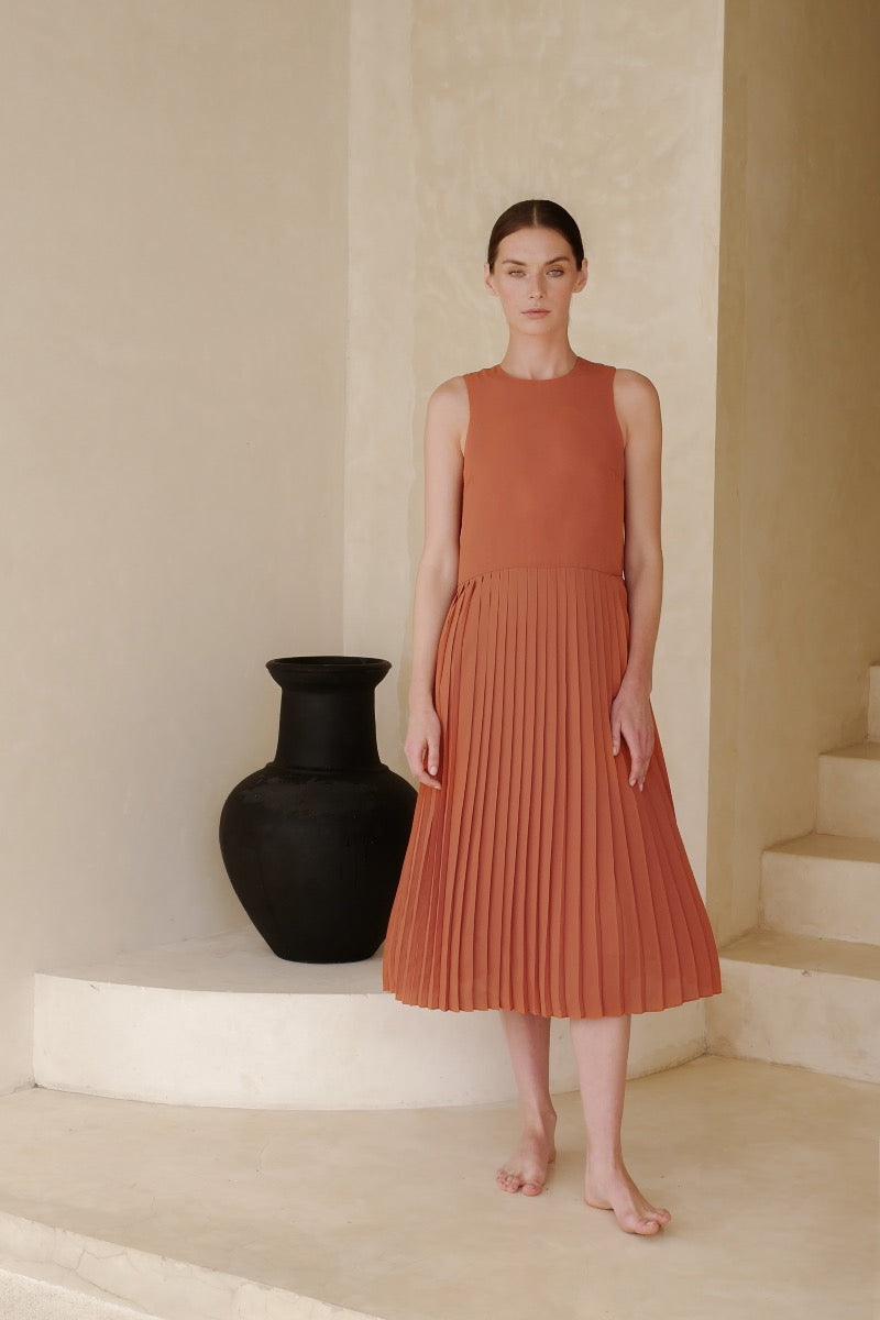 SLEEVELESS PLEATED DRESS