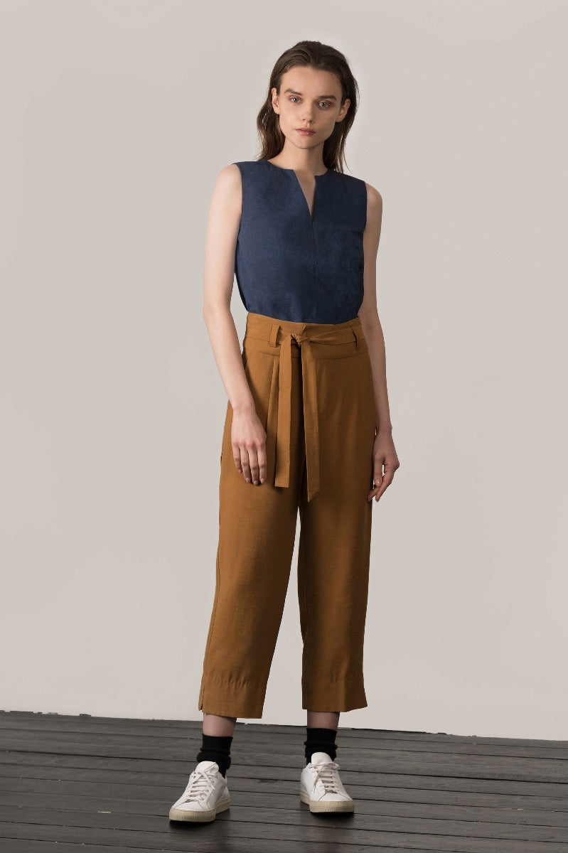 BELTED TAPERED TROUSER