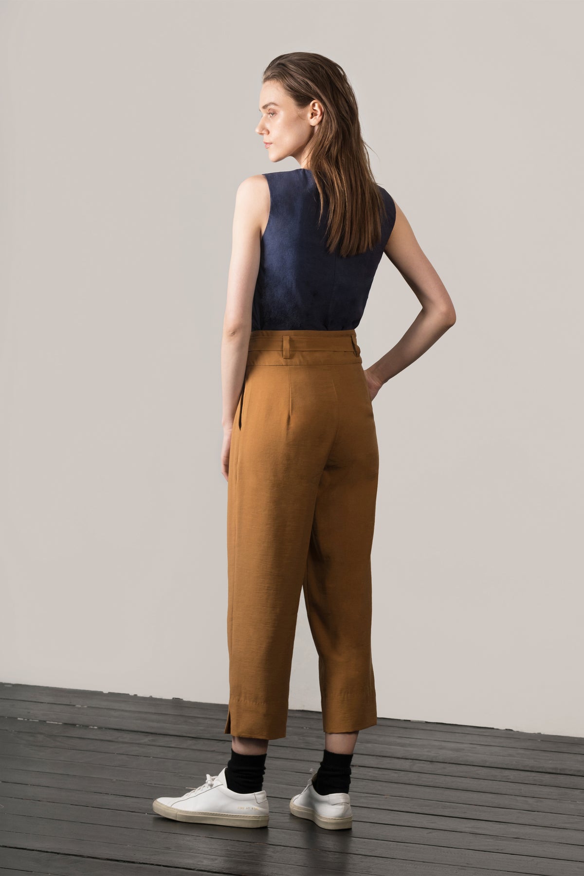 BELTED TAPERED TROUSER