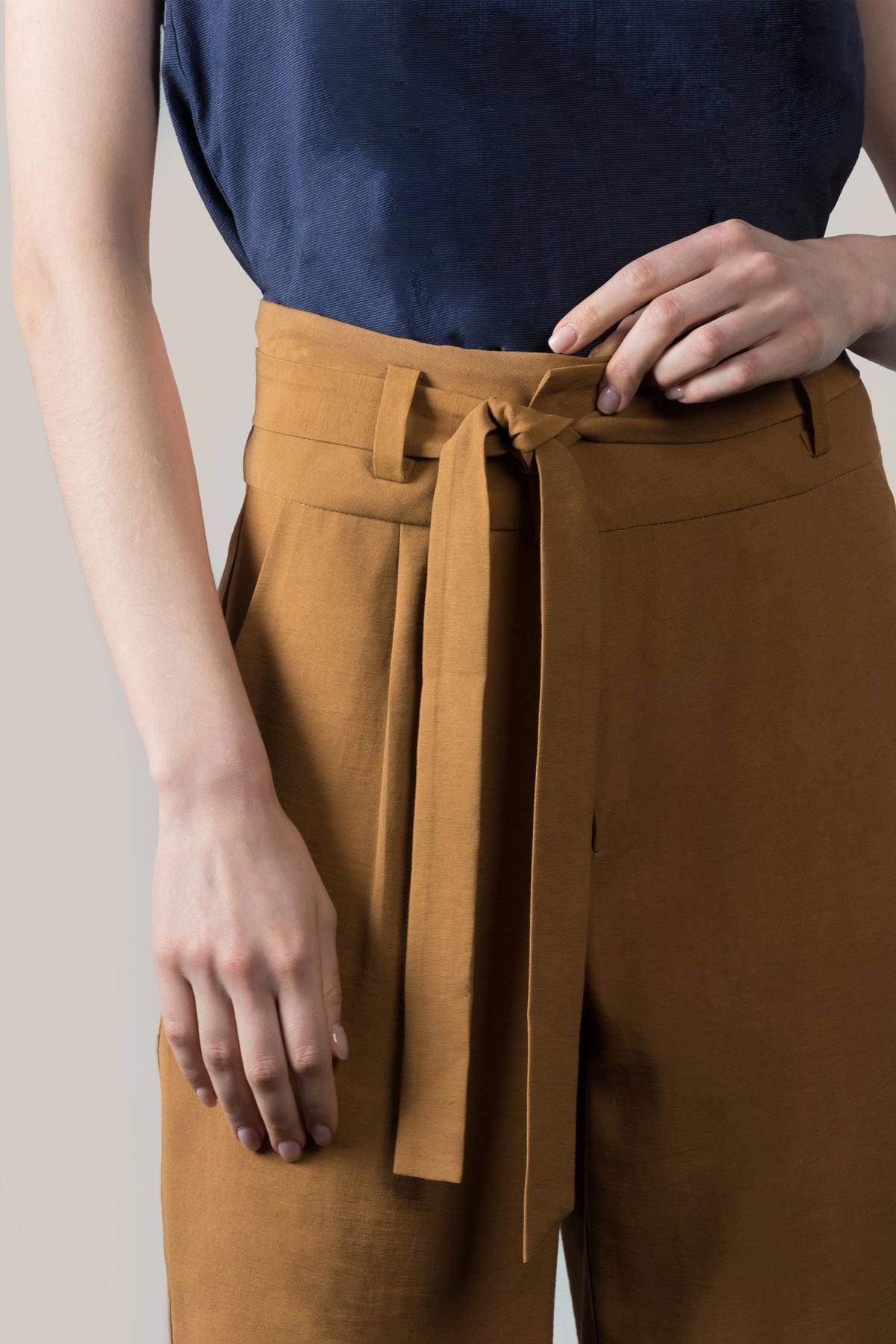BELTED TAPERED TROUSER